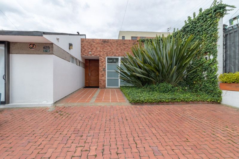 Casa en venta Cundinamarca Bogotá San Patricio 442 m2 Habitaciones 12 Baños 4 Garajes 4 Precio $3000000000