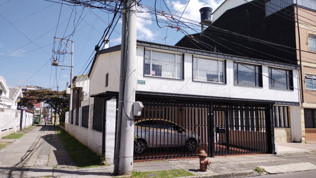 Casa en arriendo Cundinamarca Bogotá Normandía 224 m2 Habitaciones 4 Baños 4 Garajes 3 Precio $5500000