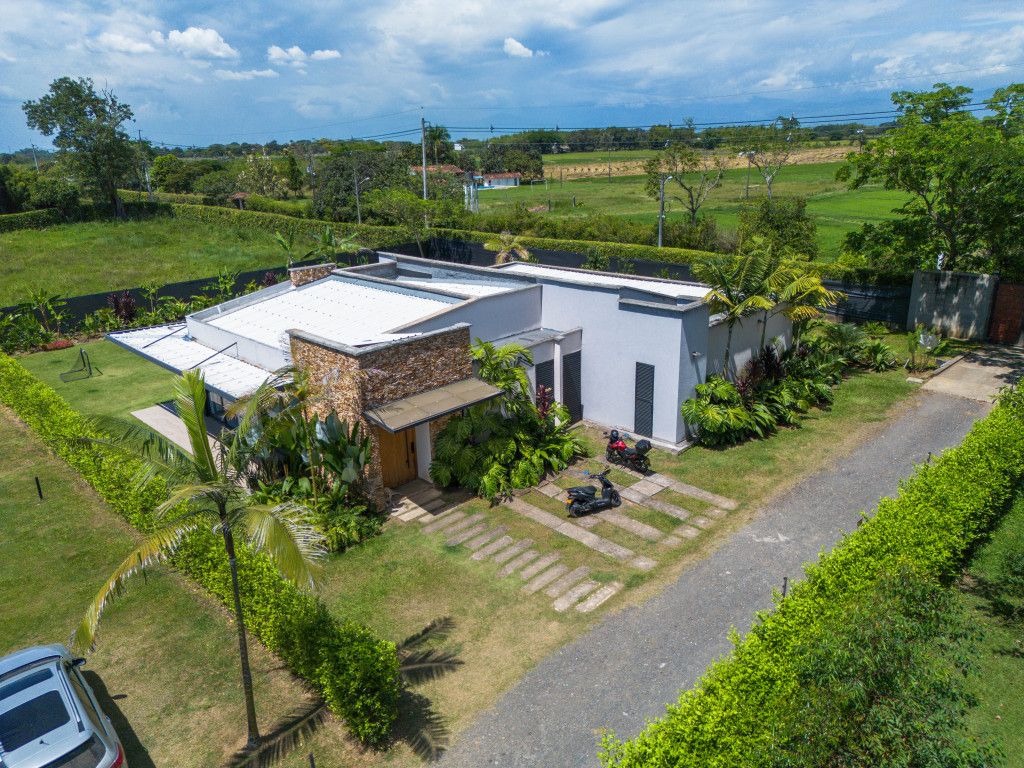 Casa en venta Valle Del Cauca Jamundí Jamundí 386 m2 Habitaciones 3 Baños 5 Garajes 4 Precio $2000000000
