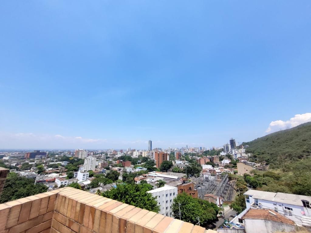Apartamento en arriendo Valle Del Cauca Cali Santa Mónica 400 m2 Habitaciones 4 Baños 6 Garajes 2 Precio $9000000