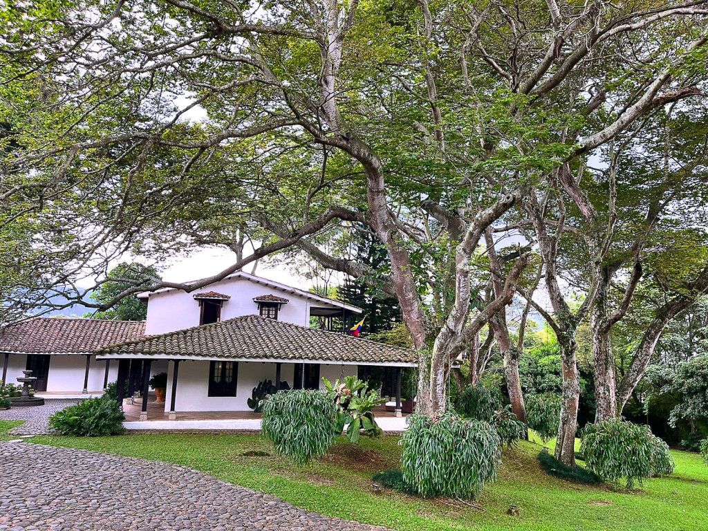 Casa en venta Valle Del Cauca Cali Tejares - Cristales 663 m2 Habitaciones 3 Baños 5 Garajes 10 Precio $6000000000