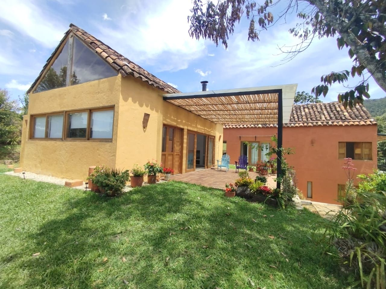 Finca en arriendo Antioquia La Ceja Centro 2500 m2 Habitaciones 3 Baños 3 Garajes 2 Precio $7000000