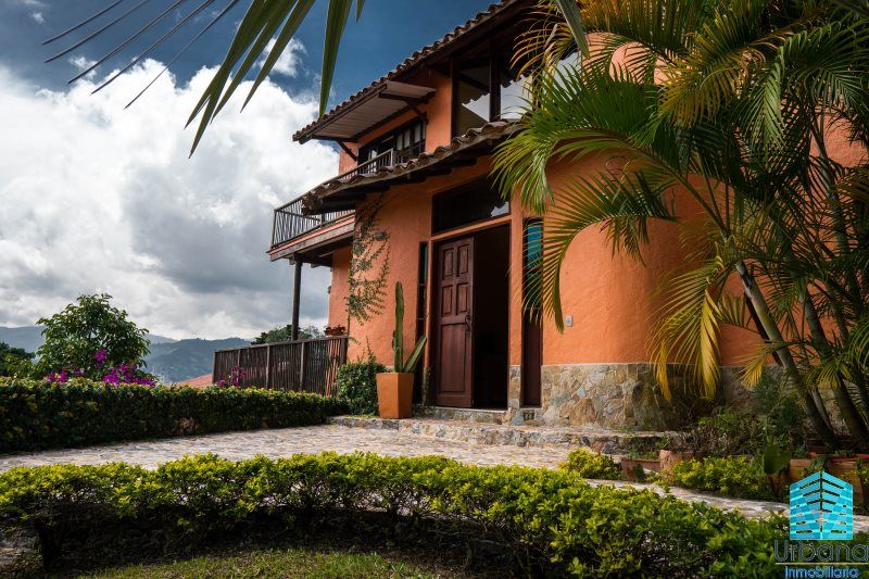 Casa en venta Antioquia La Estrella Chile 300 m2 Habitaciones 4 Baños 5 Garajes 3 Precio $2100000000