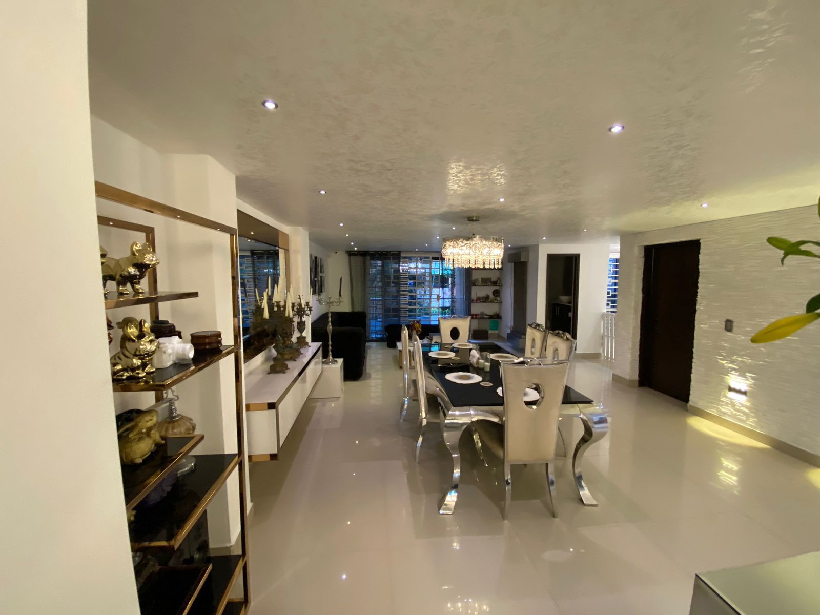 Oficina en arriendo Antioquia Medellín Las Acacias 440 m2 Habitaciones 0 Baños 13 Garajes 3 Precio $14600000