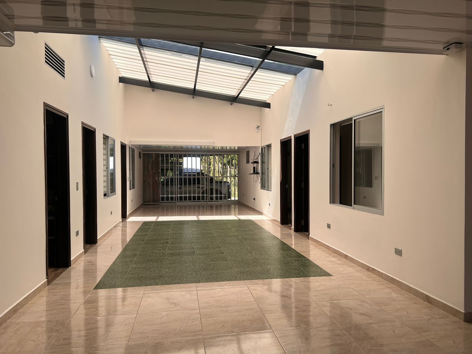 Casa en arriendo Antioquia Rionegro Gualanday 400 m2 Habitaciones 3 Baños 4 Garajes 5 Precio $8000000