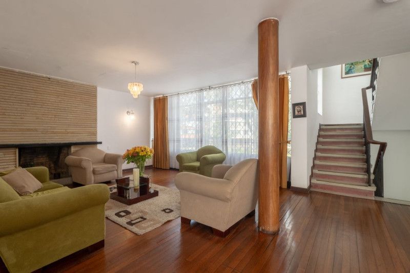 Casa en venta Cundinamarca Bogotá Santa Teresita 265 m2 Habitaciones 6 Baños 3 Garajes 2 Precio $1300000000