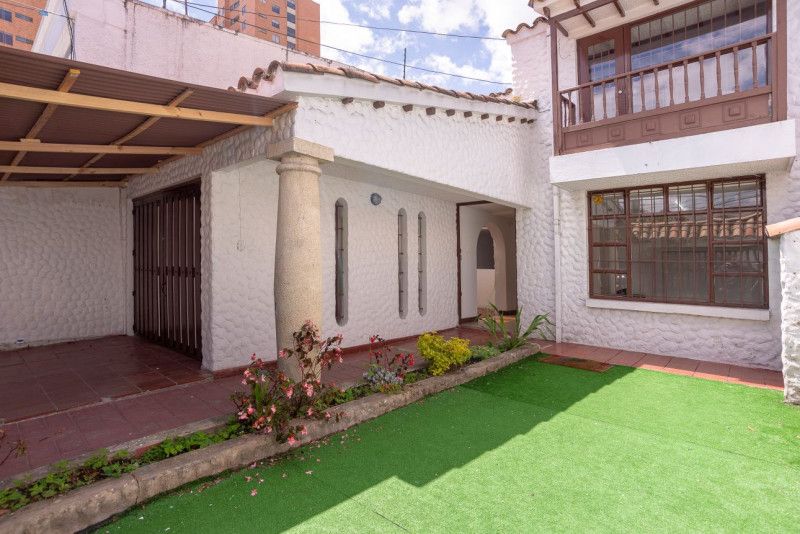 Casa en arriendo Cundinamarca Bogotá Santa Ana Occidental 250 m2 Habitaciones 4 Baños 2 Garajes 2 Precio $8000000