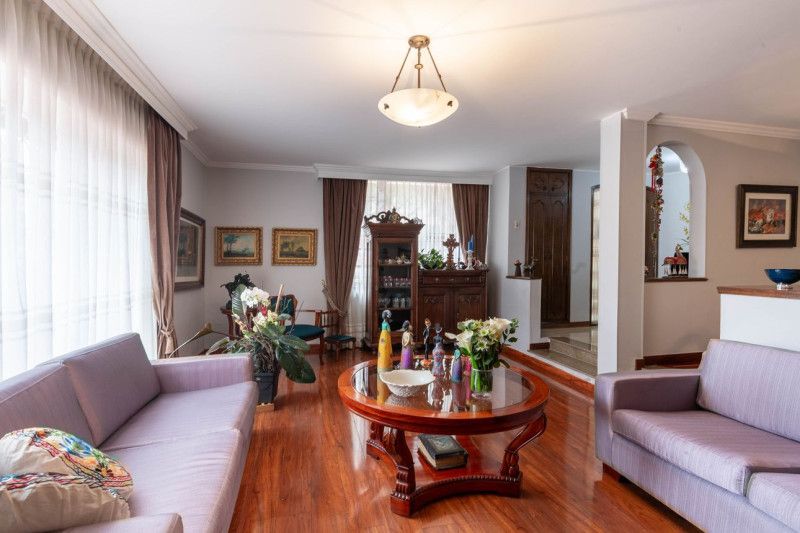 Casa en arriendo Cundinamarca Bogotá Santa Barbara Central 169 m2 Habitaciones 4 Baños 2 Garajes 2 Precio $8000000