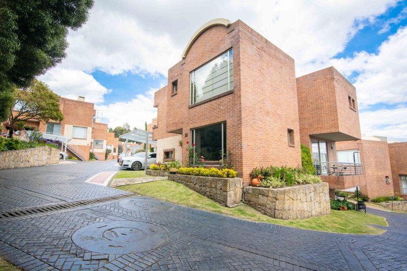 Casa en venta Cundinamarca Bogotá Suba Naranjos 269 m2 Habitaciones 4 Baños 5 Garajes 3 Precio $1600000000