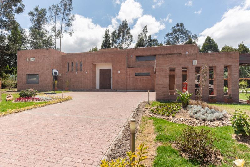 Casa en venta Cundinamarca Bogotá Casa Blanca 428 m2 Habitaciones 5 Baños 6 Garajes 3 Precio $2500000000