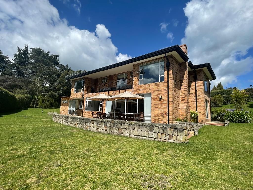 Casa en venta Cundinamarca La Calera La Calera 2003 m2 Habitaciones 3 Baños 6 Garajes 2 Precio $2000000000