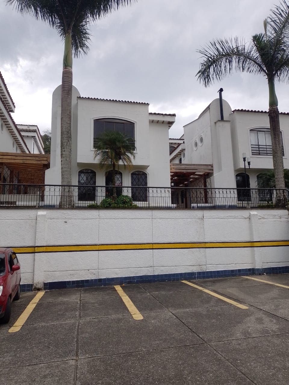 Casa en arriendo o venta Risaralda Pereira La Enseñanza 168 m2 Habitaciones 4 Baños 6 Garajes 3 Precio venta $860000000 Precio arriendo $4300000