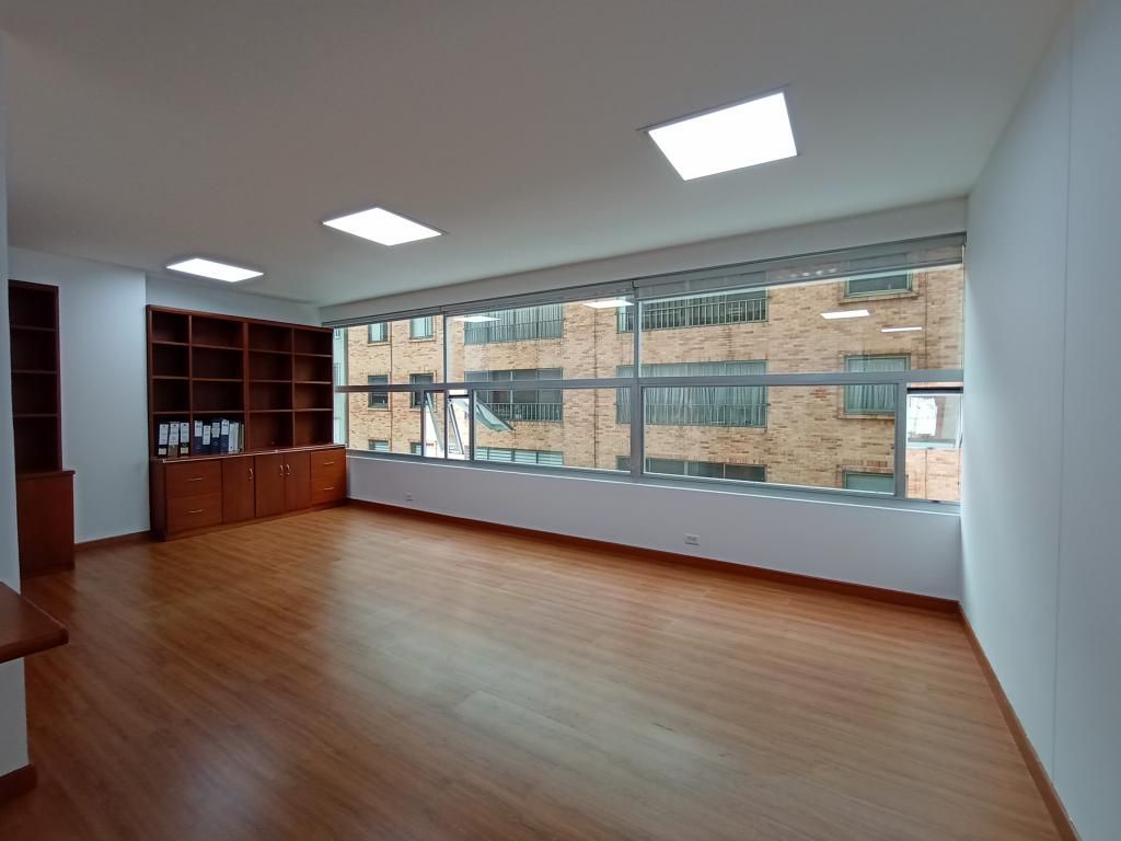 Oficina en venta Cundinamarca Bogotá Emaus 39 m2 Habitaciones 0 Baños 0 Garajes 2 Precio $385000000