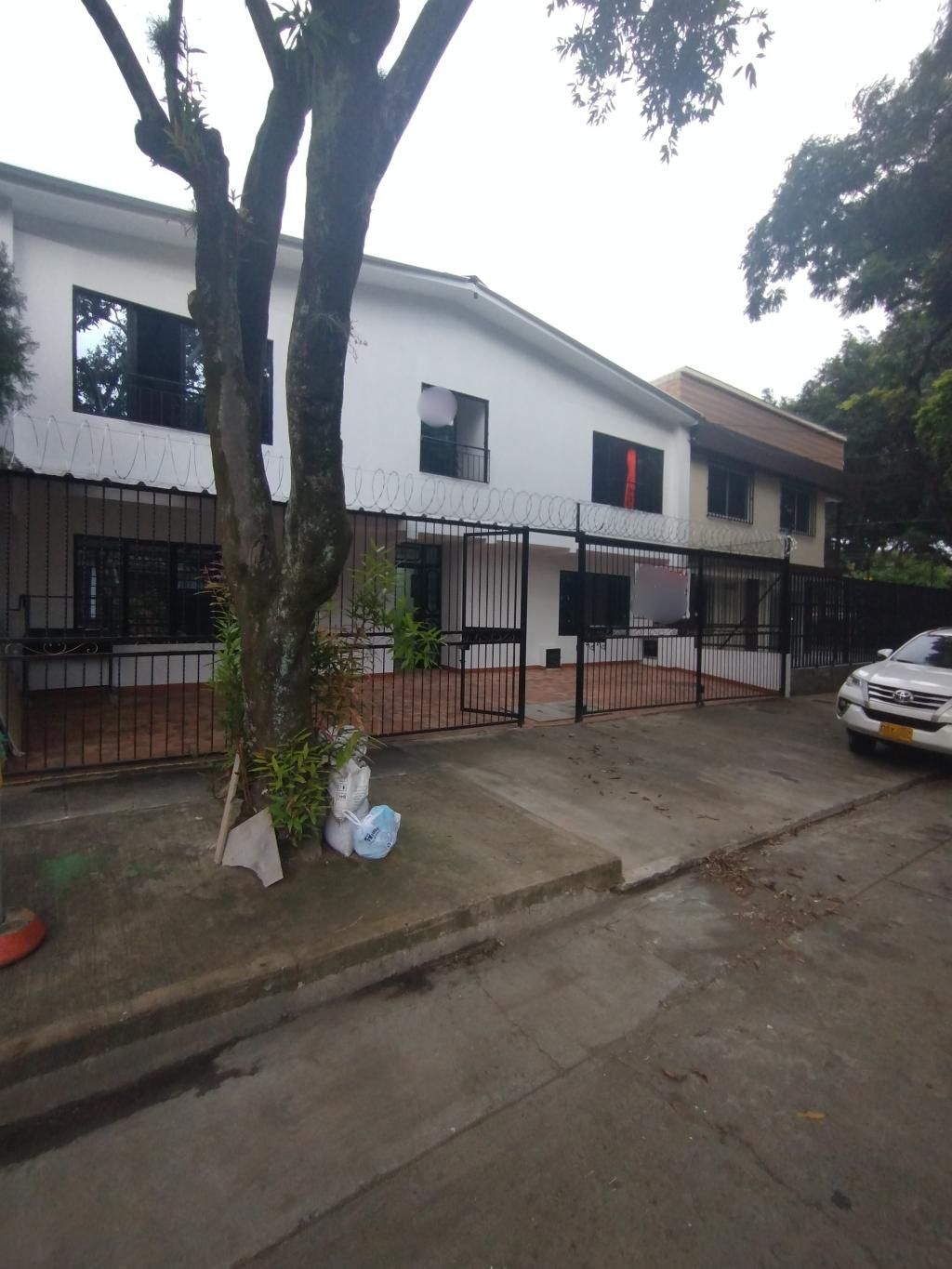 Casa en venta Valle Del Cauca Cali La Flora 715 m2 Habitaciones 15 Baños 29 Garajes 3 Precio $1950000000