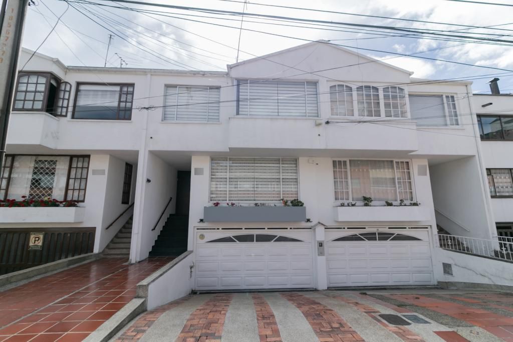 Edificio en venta Cundinamarca Bogotá Santa Barbara Central 330 m2 Habitaciones 5 Baños 4 Garajes 3 Precio $1950000000