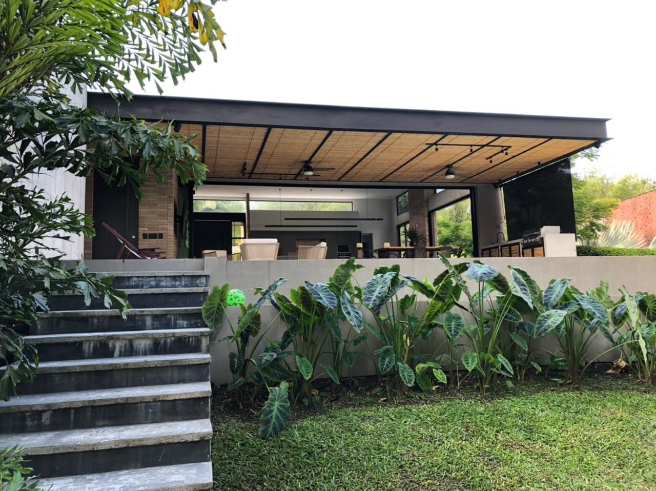 Casa en arriendo o venta Risaralda Pereira Cerritos 505 m2 Habitaciones 4 Baños 8 Garajes 3 Precio venta $2650000000 Precio arriendo $12500000