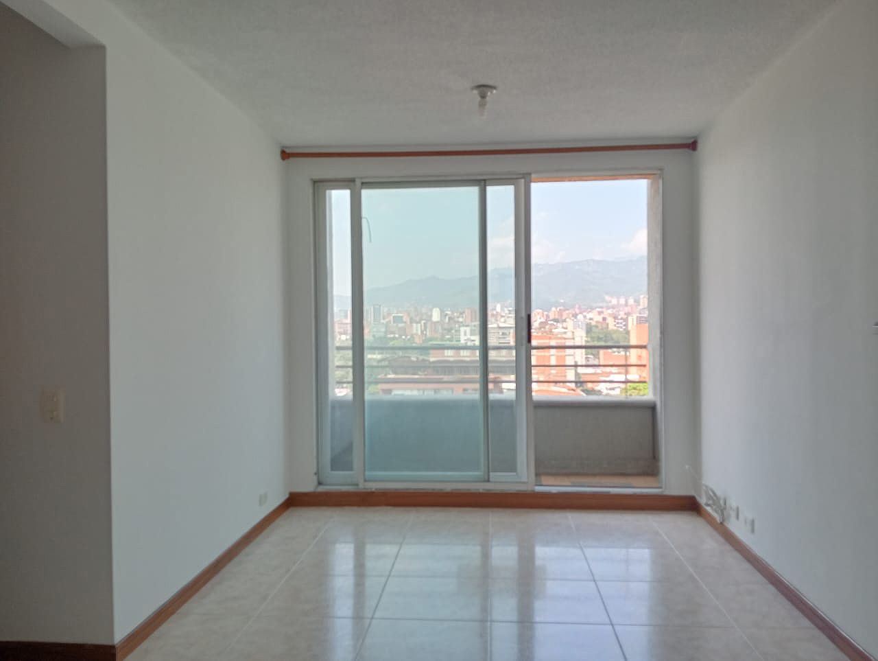 Apartamento en arriendo Antioquia Medellín Los Colores 65 m2 Habitaciones 3 Baños 2 Garajes 2 Precio $2900000