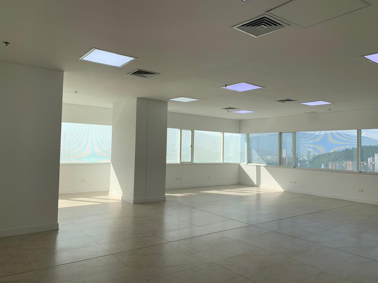 Oficina en arriendo Antioquia Medellín Villa Carlota 85 m2 Habitaciones 0 Baños 0 Garajes 2 Precio $7800000