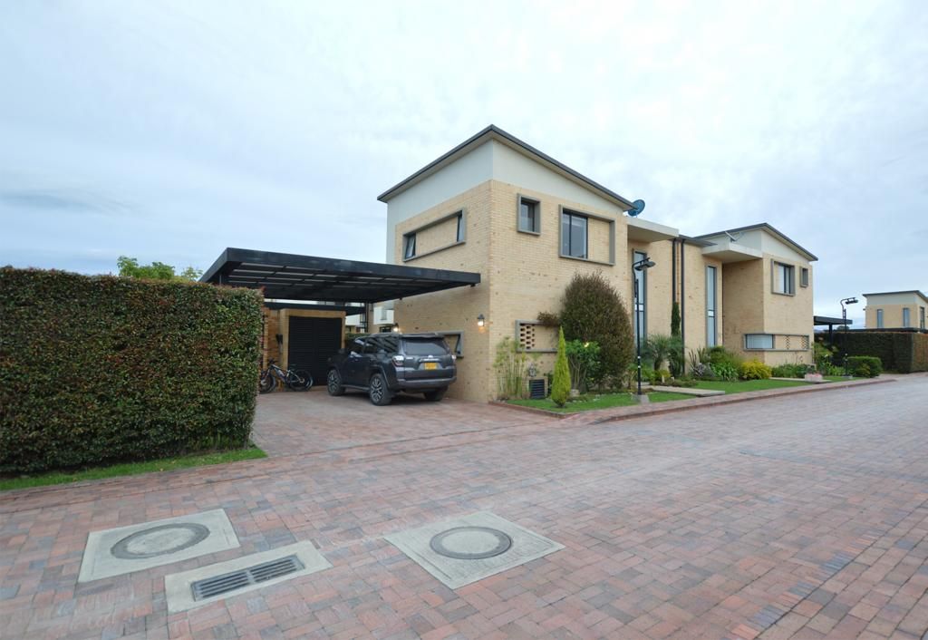 Casa en venta Cundinamarca Bogotá Lunapark 160 m2 Habitaciones 3 Baños 6 Garajes 5 Precio $1080000000