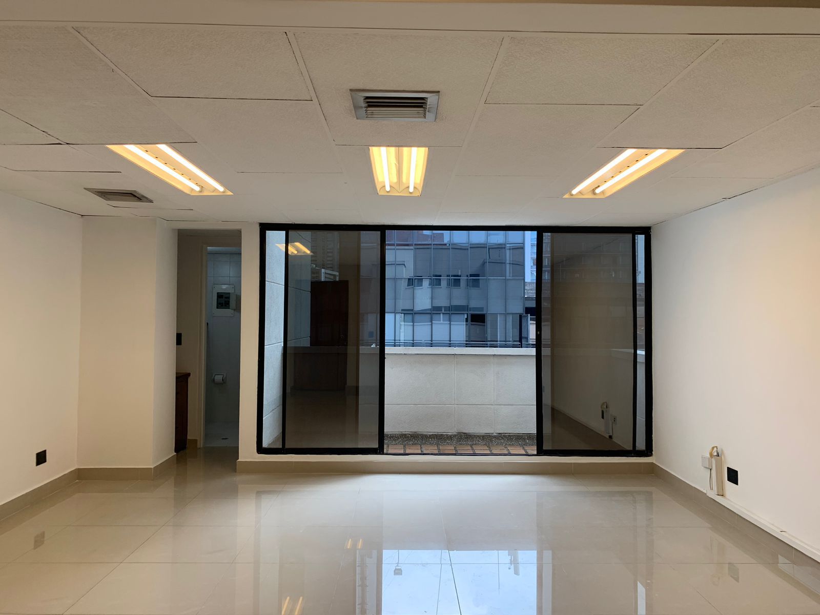 Oficina en venta Antioquia Medellín Alejandria 67 m2 Habitaciones 0 Baños 2 Garajes 2 Precio $737000000