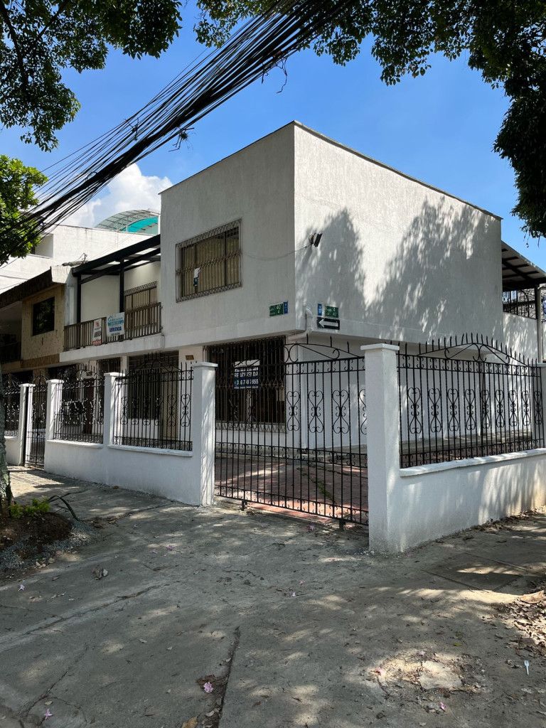 Casa en arriendo Valle Del Cauca Cali La Flora 310 m2 Habitaciones 4 Baños 4 Garajes 3 Precio $5000000