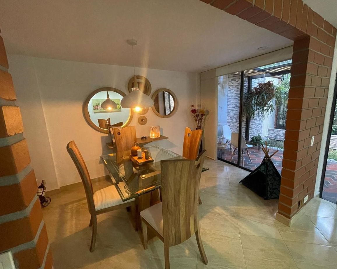 Casa en arriendo Antioquia Medellín Loma De Los Bernal 187 m2 Habitaciones 4 Baños 4 Garajes 3 Precio $5100000