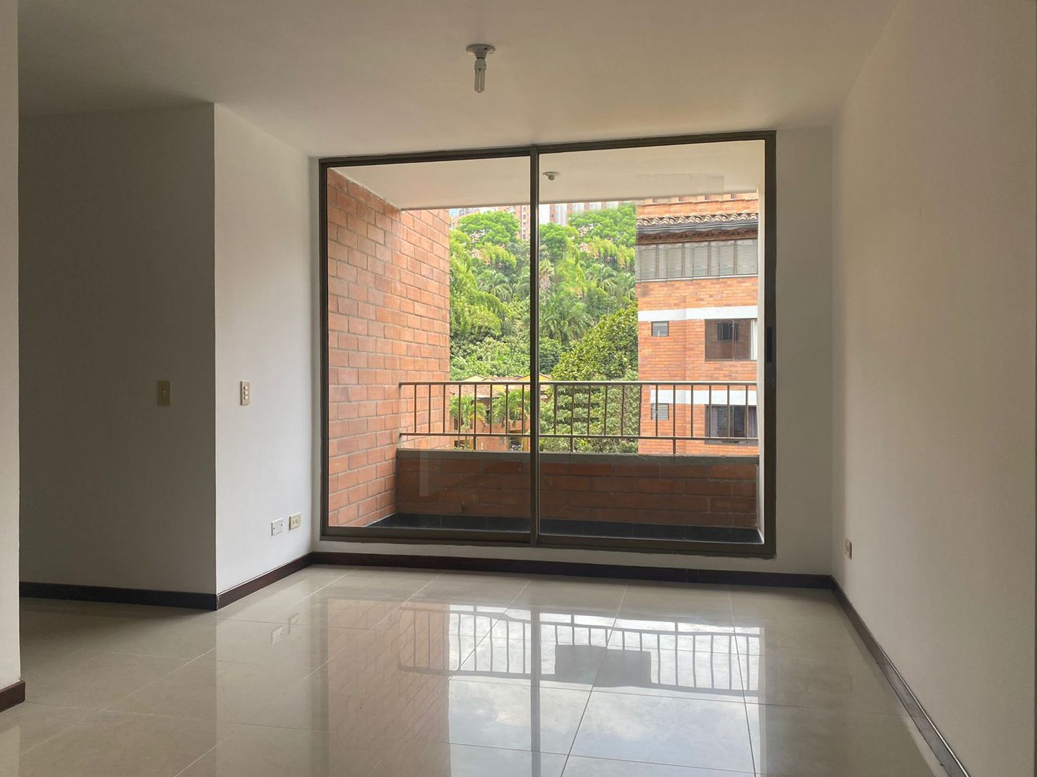 Apartamento en arriendo o venta Antioquia Envigado Loma Del Atravesado 75 m2 Habitaciones 3 Baños 2 Garajes 2 Precio venta $530000000 Precio arriendo $3650000