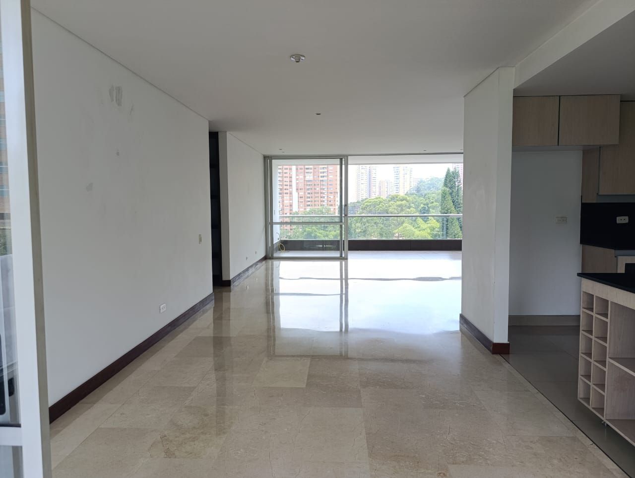 Apartamento en arriendo o venta Antioquia Medellín Los Naranjos 220 m2 Habitaciones 4 Baños 6 Garajes 4 Precio venta $2100000000 Precio arriendo $11500000
