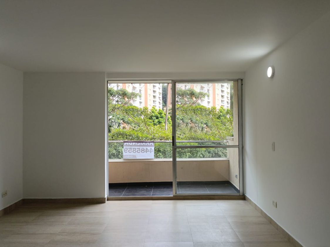 Apartamento en arriendo Antioquia Medellín Loma De Los Bernal 85 m2 Habitaciones 3 Baños 2 Garajes 2 Precio $3400000