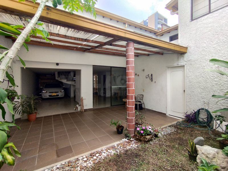 Casa en arriendo Antioquia Medellín Estadio 300 m2 Habitaciones 5 Baños 3 Garajes 0 Precio $8500000