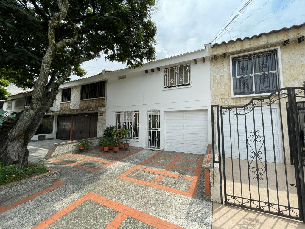 Casa en venta Valle Del Cauca Cali Urbanización La Flora 300 m2 Habitaciones 4 Baños 4 Garajes 2 Precio $825000000