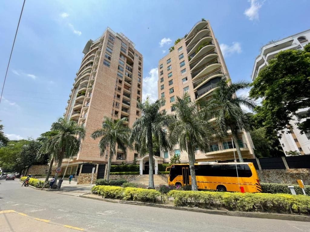 Apartamento en venta Valle Del Cauca Cali Normandía 320 m2 Habitaciones 3 Baños 5 Garajes 3 Precio $1600000000