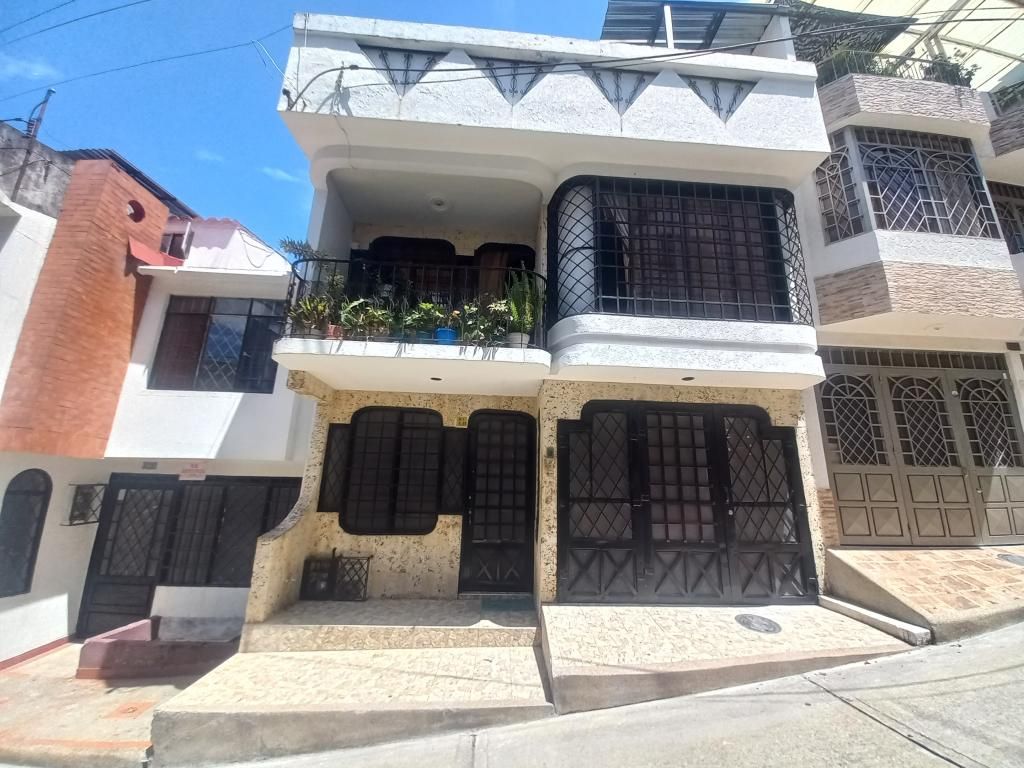 Casa en venta Tolima Ibagué Ub Varsovia 216 m2 Habitaciones 4 Baños 3 Garajes 1 Precio $450000000