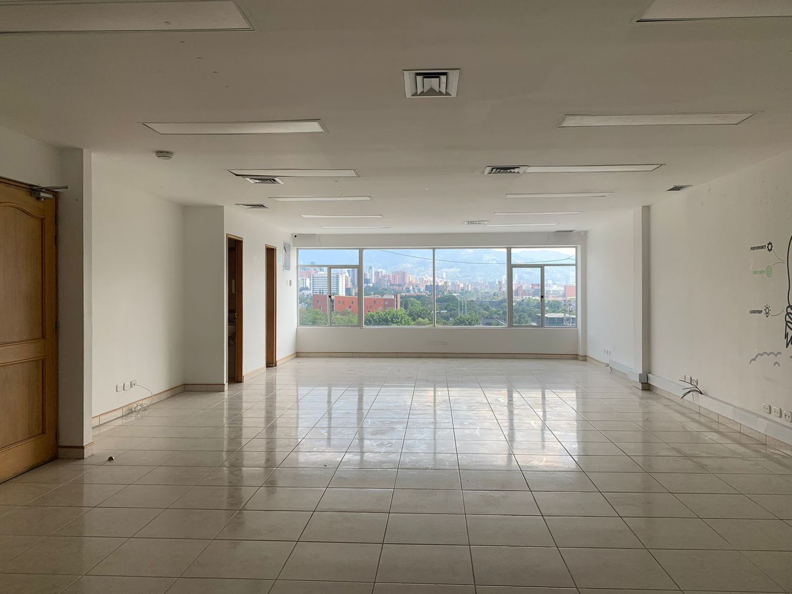 Oficina en venta Antioquia Medellín Patio Bonito 400 m2 Habitaciones 0 Baños 6 Garajes 1 Precio $2450000000