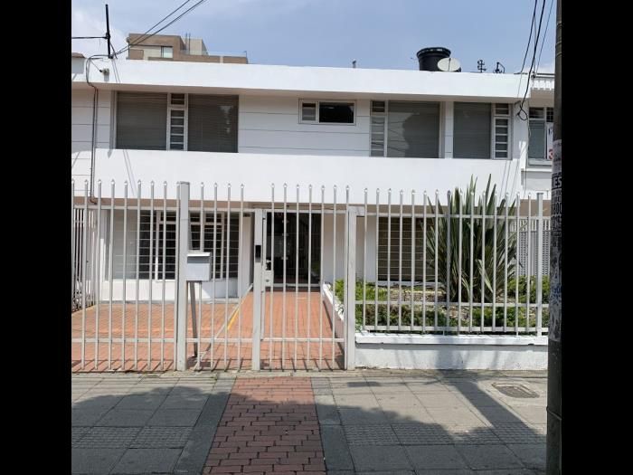 Casa en arriendo Cundinamarca Bogotá Estoril 550 m2 Habitaciones 7 Baños 5 Garajes 0 Precio $14950000