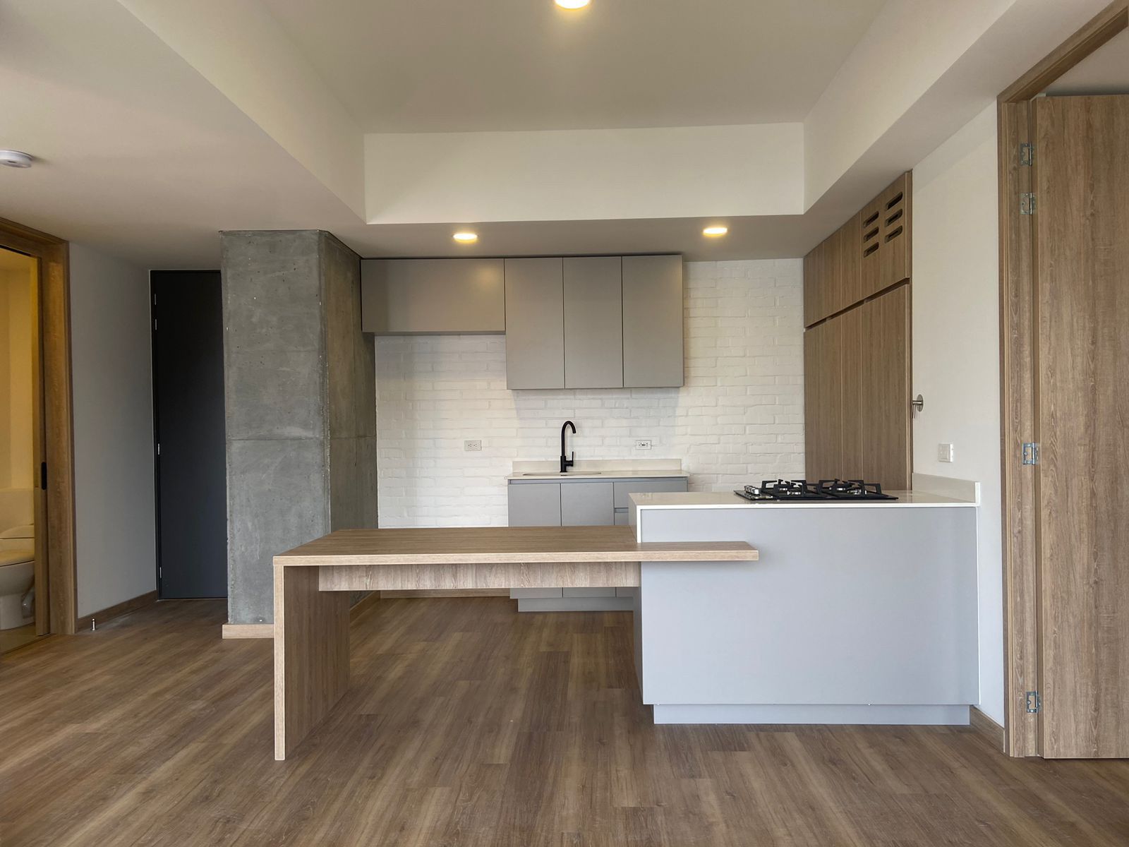 Apartaestudio en arriendo o venta Antioquia Envigado Hojarasca 64 m2 Habitaciones 1 Baños 2 Garajes 2 Precio venta $520000000 Precio arriendo $2950000