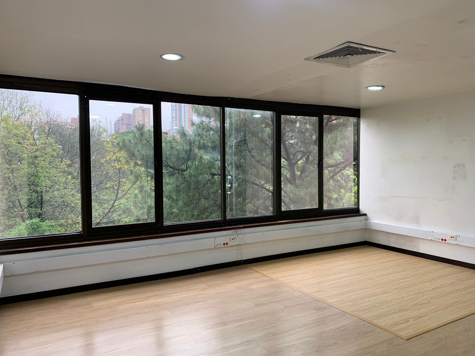 Oficina en arriendo o venta Antioquia Medellín Manila 52 m2 Habitaciones 0 Baños 0 Garajes 2 Precio venta $380000000 Precio arriendo $3600000