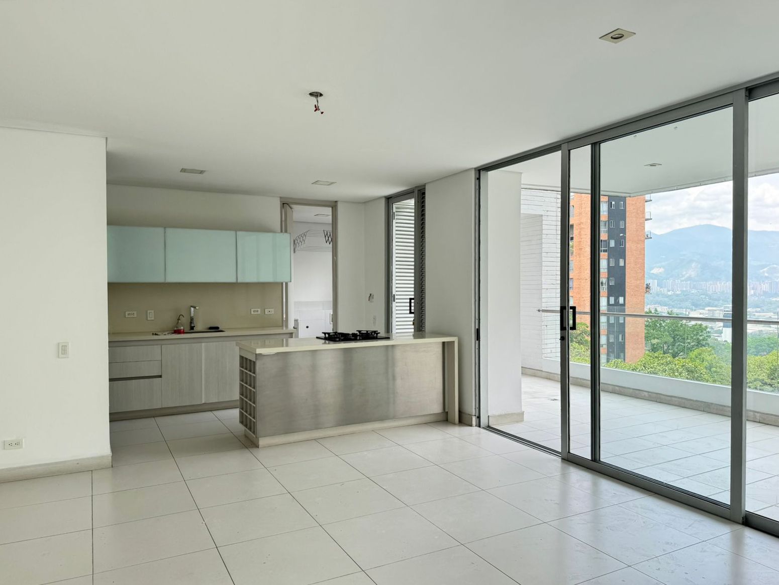 Apartamento en arriendo o venta Antioquia Medellín La Inmaculada 192 m2 Habitaciones 3 Baños 6 Garajes 3 Precio venta $1495000000 Precio arriendo $10800000