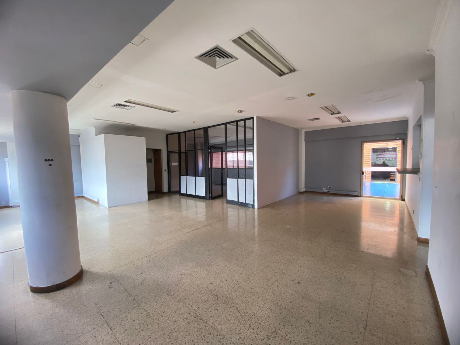 Oficina en arriendo Antioquia Medellín La Colina 450 m2 Habitaciones 0 Baños 4 Garajes 1 Precio $15750000
