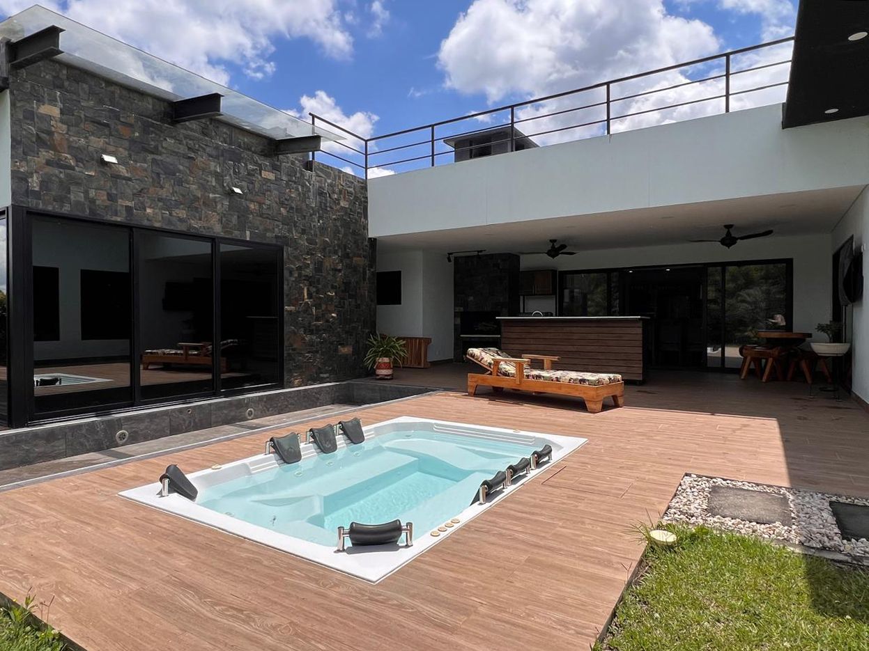 Casa en arriendo o venta Antioquia Rionegro Llanogrande 420 m2 Habitaciones 3 Baños 6 Garajes 3 Precio venta $4550000000 Precio arriendo $28360000