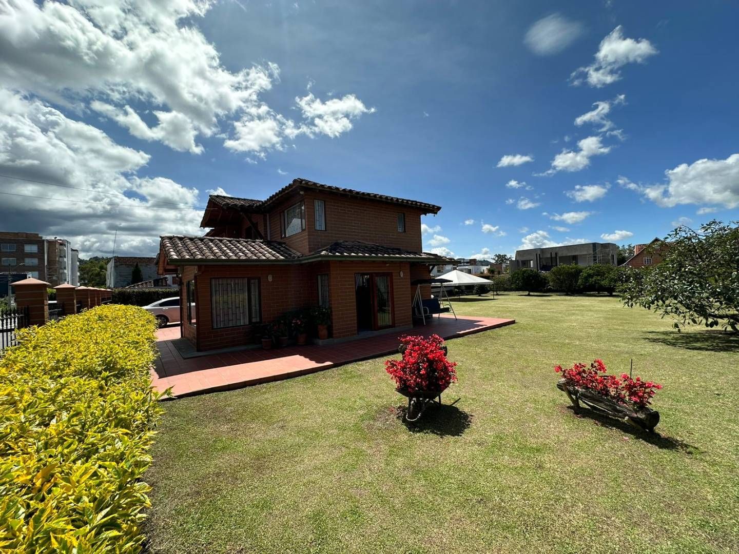 Finca en arriendo o venta Antioquia La Ceja Fray Eugenio Ramírez 1351 m2 Habitaciones 3 Baños 3 Garajes 3 Precio venta $1800000000 Precio arriendo $6000000