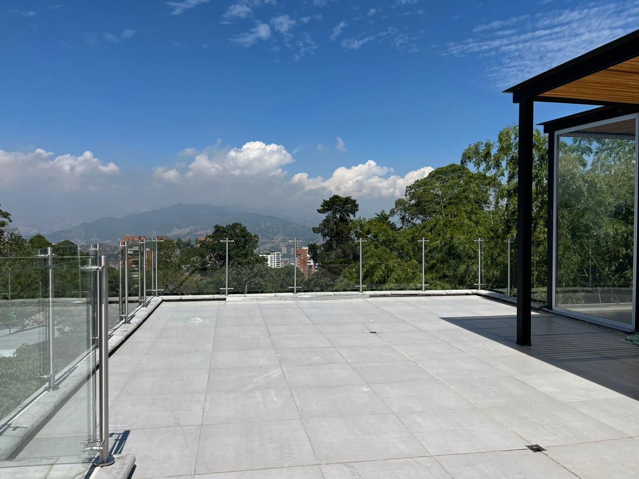 Casa en arriendo o venta Antioquia Envigado Loma Del Atravesado 323 m2 Habitaciones 3 Baños 6 Garajes 4 Precio venta $2420000000 Precio arriendo $13500000