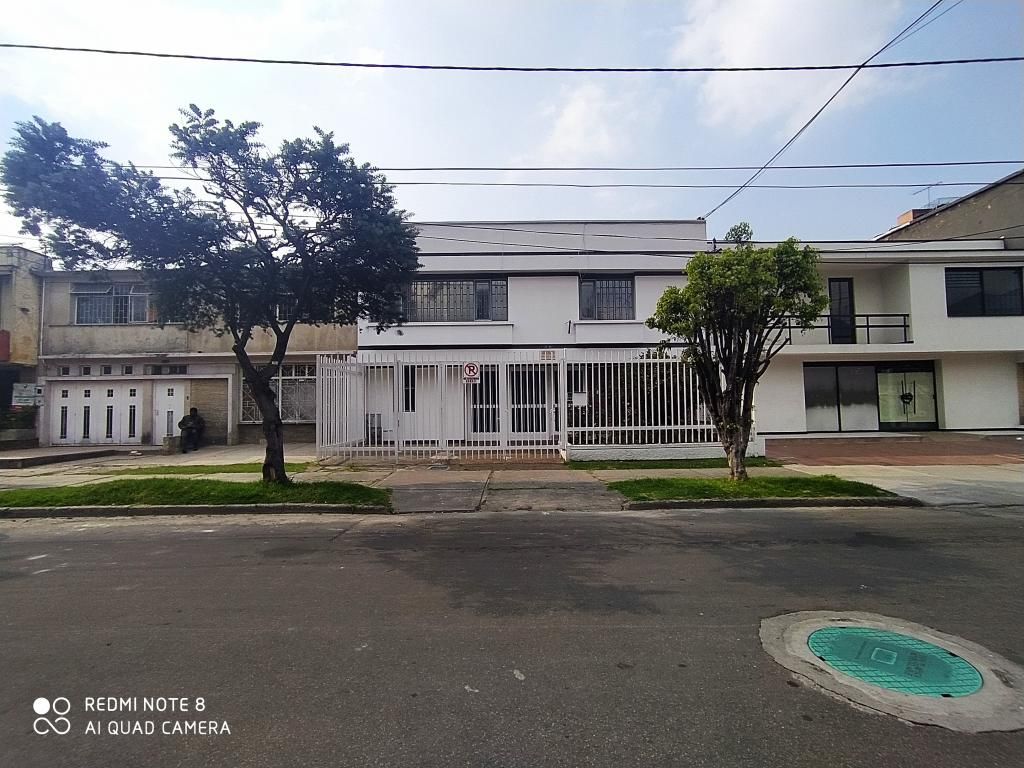 Casa en venta Cundinamarca Bogotá Gran América 380 m2 Habitaciones 5 Baños 4 Garajes 1 Precio $1350000000