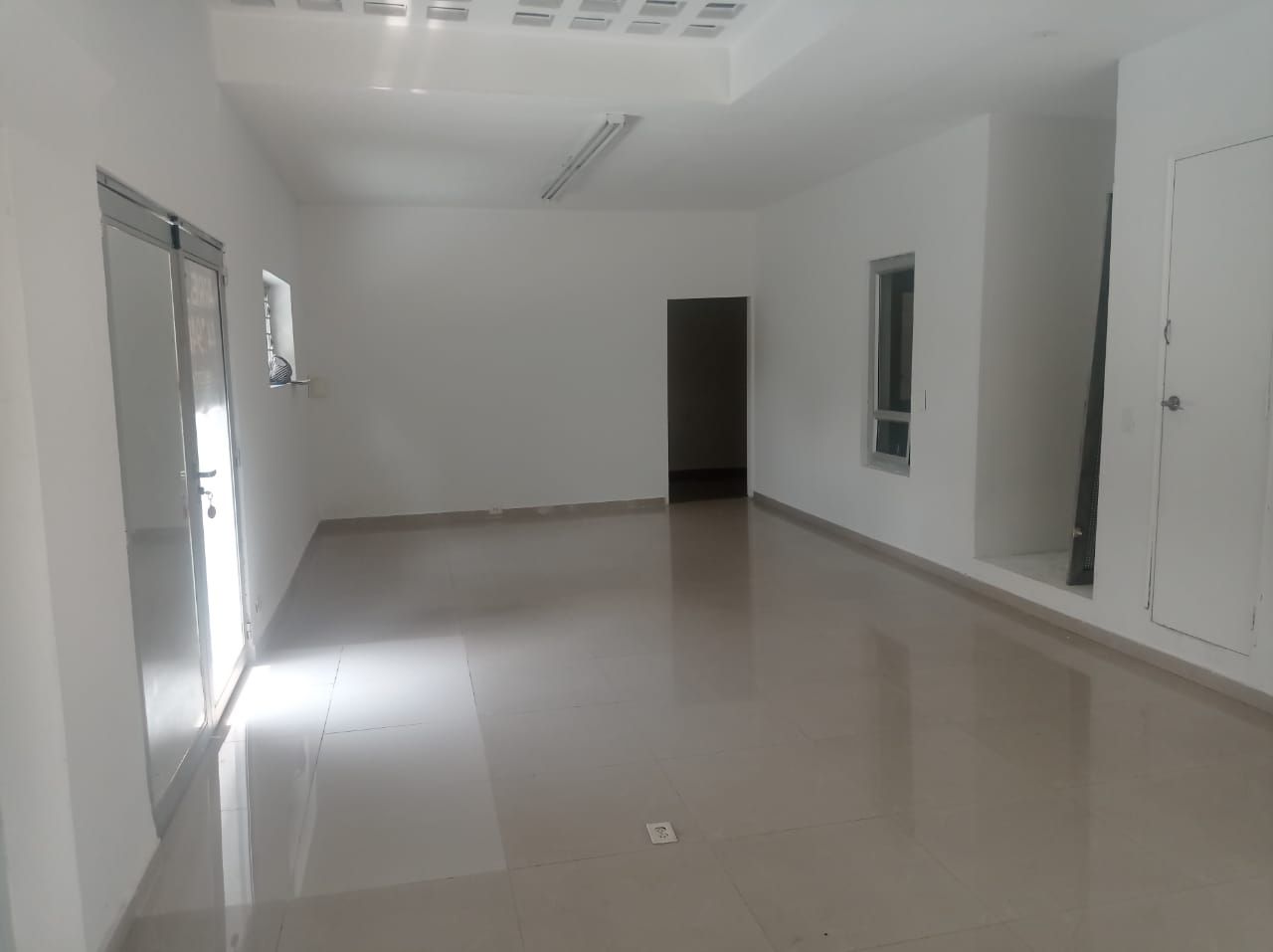 Local en arriendo o venta Antioquia Medellín El Tesoro 142 m2 Habitaciones 0 Baños 2 Garajes 0 Precio venta $1800000000 Precio arriendo $12500000