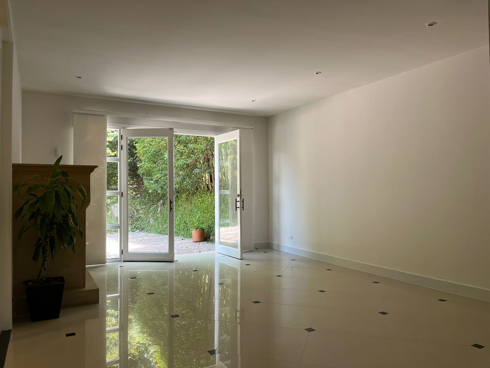 Casa en arriendo o venta Antioquia Envigado Loma Del Atravesado 224 m2 Habitaciones 3 Baños 4 Garajes 4 Precio venta $1530000000 Precio arriendo $9800000