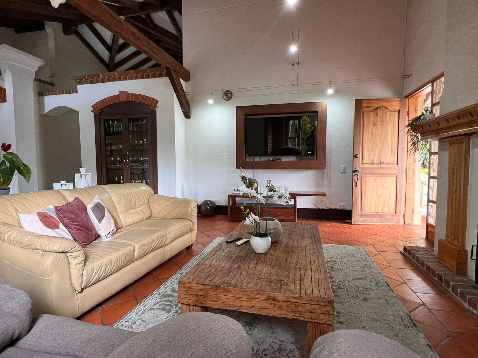 Casa en arriendo Antioquia Rionegro Gualanday 350 m2 Habitaciones 3 Baños 3 Garajes 4 Precio $15800000