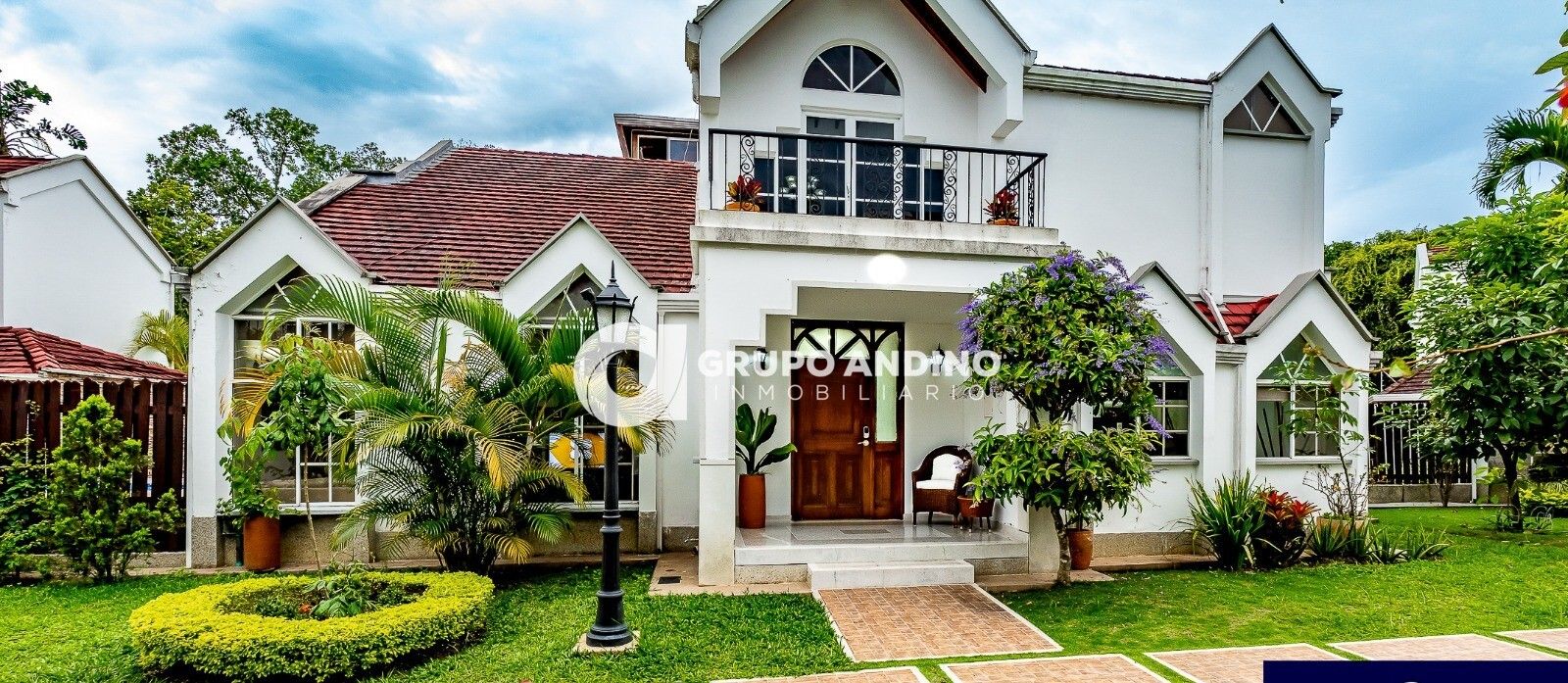 Casa en venta Santander Bucaramanga Ub El Girasol 340 m2 Habitaciones 4 Baños 3 Garajes 2 Precio $1300000000