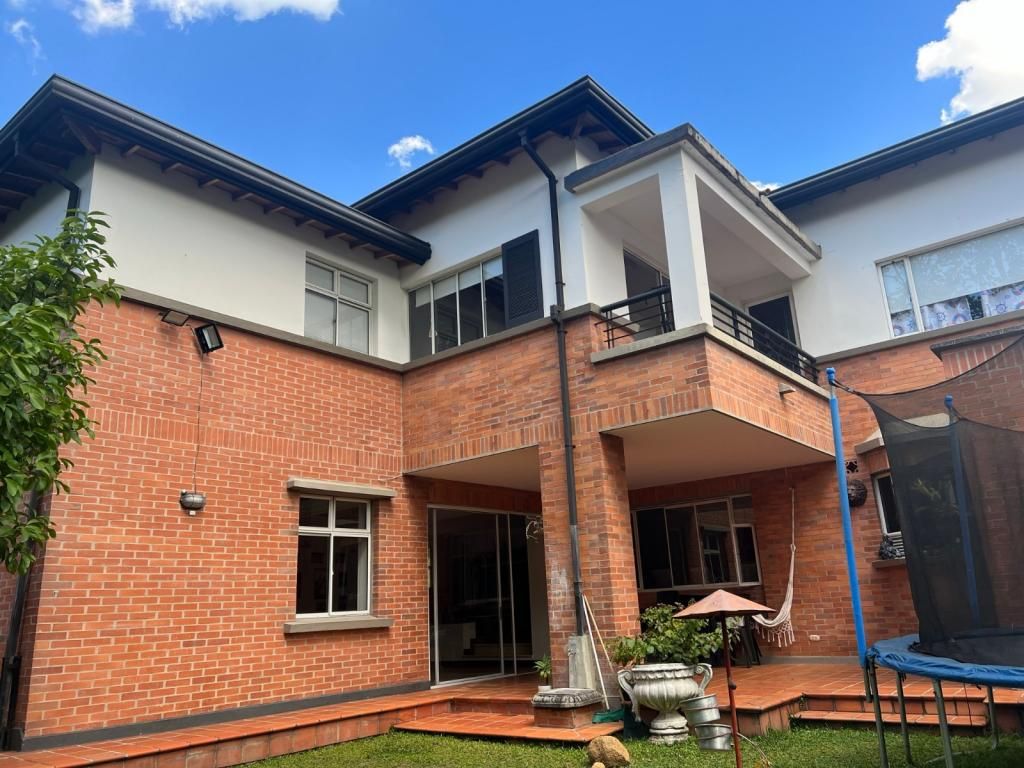 Casa en venta Antioquia Medellín El Tesoro 370 m2 Habitaciones 3 Baños 4 Garajes 2 Precio $2200000000
