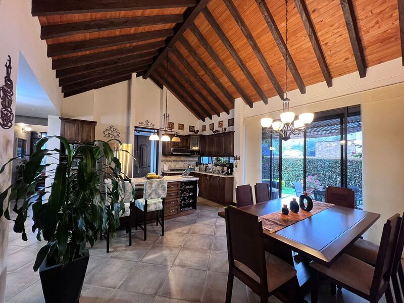 Casa en venta Antioquia El Retiro El Retiro 219 m2 Habitaciones 2 Baños 4 Garajes 2 Precio $2150000000