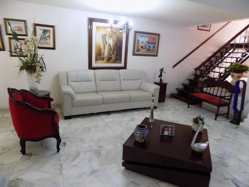 Casa en venta Atlántico Barranquilla Andalucia 400 m2 Habitaciones 5 Baños 6 Garajes 8 Precio $1400000000
